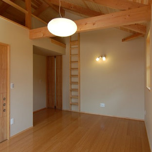 Foto de dormitorio principal, asiático, sin chimenea, con paredes blancas, suelo de contrachapado y suelo beige