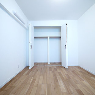 Foto de dormitorio principal, rústico, con paredes blancas, suelo de contrachapado y suelo beige