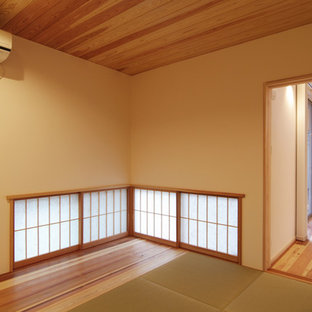 Foto de habitación de invitados moderna, pequeña, con paredes blancas y tatami