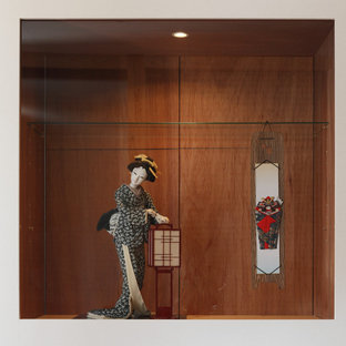 Imagen de habitación de invitados minimalista, de tamaño medio, con paredes marrones, tatami y suelo verde