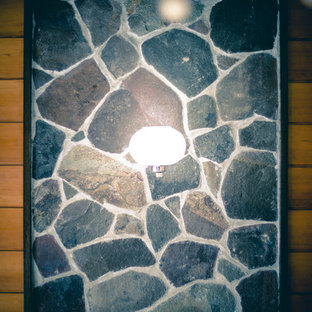 Modelo de dormitorio principal, asiático, pequeño, sin chimenea, con paredes marrones, suelo de madera pintada y suelo marrón