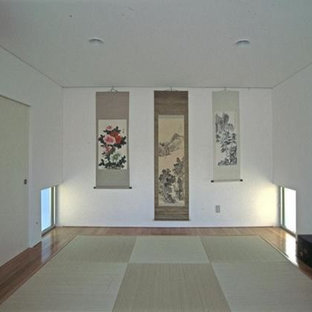 Ejemplo de dormitorio principal, de estilo zen, sin chimenea, con paredes blancas, tatami y suelo verde