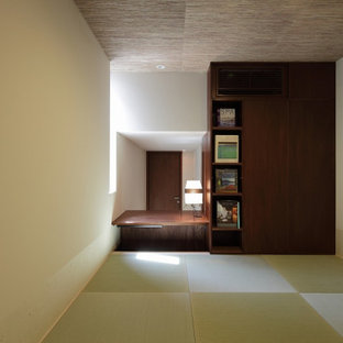 Inspiration for a small timeless guest tatami floor, beige floor and wallpaper ceiling bedroom remodel in Tokyo with white walls and no fireplace