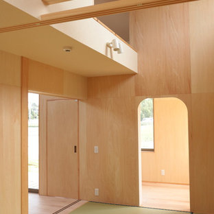 Foto de habitación de invitados asiática, pequeña, sin chimenea, con paredes beige, tatami y suelo verde