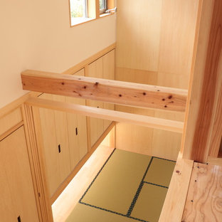 Modelo de dormitorio principal, asiático, pequeño, sin chimenea, con paredes beige, tatami y suelo verde