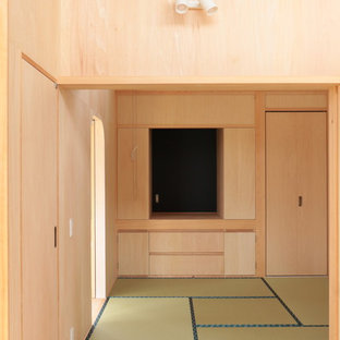 Foto de habitación de invitados de estilo zen, pequeña, sin chimenea, con paredes beige, tatami y suelo verde