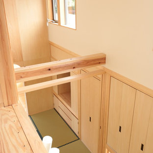 Imagen de dormitorio principal, asiático, pequeño, sin chimenea, con paredes blancas, tatami y suelo verde