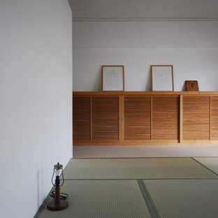 Modelo de dormitorio principal, actual, con paredes blancas y tatami