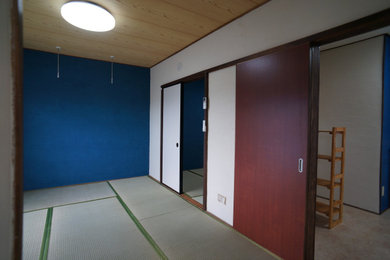 Imagen de dormitorio principal escandinavo de tamaño medio con paredes blancas, tatami y suelo verde