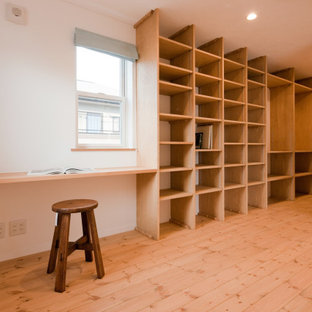 Imagen de dormitorio principal, de estilo de casa de campo, de tamaño medio, con paredes blancas, suelo de madera clara y suelo marrón