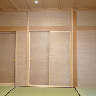 Foto de habitación de invitados papel pintado, de estilo zen, extra grande, con paredes beige, tatami y papel pintado