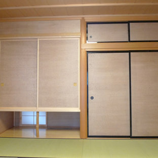 Diseño de habitación de invitados papel pintado, de estilo zen, extra grande, con paredes beige, tatami y papel pintado