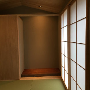 Ejemplo de habitación de invitados escandinava, pequeña, con paredes grises y tatami