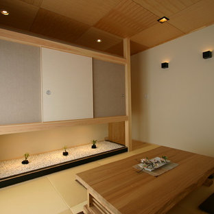 Mittelgroßes Asiatisches Hauptschlafzimmer ohne Kamin mit beiger Wandfarbe, Tatami-Boden und gelbem Boden in Sonstige