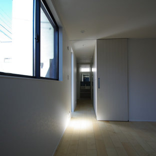 Diseño de dormitorio principal, moderno, pequeño, con paredes blancas, suelo de contrachapado y suelo amarillo