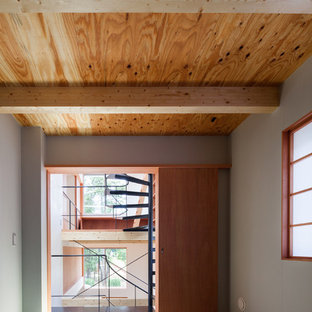 Modelo de habitación de invitados moderna, pequeña, sin chimenea, con paredes azules, tatami y suelo verde