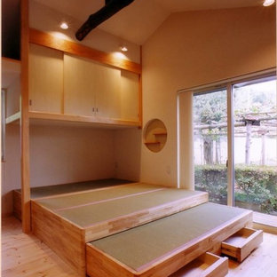 Asiatisches Hauptschlafzimmer mit beiger Wandfarbe, Tatami-Boden und beigem Boden in Sonstige