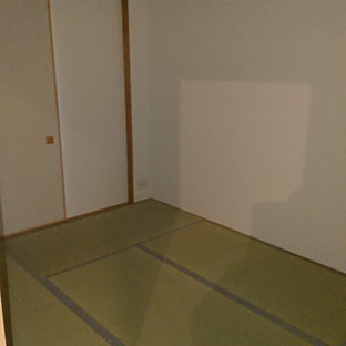 Ejemplo de dormitorio principal, tradicional, pequeño, con paredes blancas y tatami