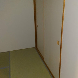 Foto de dormitorio principal, clásico, pequeño, con paredes blancas y tatami