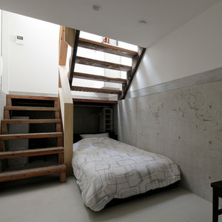 Modelo de habitación de invitados minimalista con paredes blancas, suelo vinílico y suelo blanco