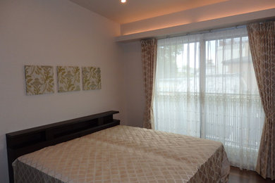 京都にあるシャビーシック調のおしゃれな主寝室 (白い壁、塗装フローリング、茶色い床) のレイアウト