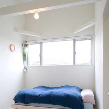 寝室です。片流れの屋根なりに天井も高く設けました。 梁にはかわいらしい照明をつけました。