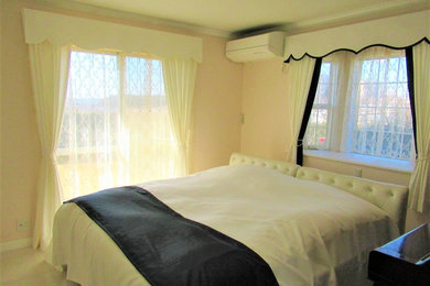 他の地域にあるおしゃれな主寝室 (ピンクの壁、暖炉なし、白い床) のインテリア
