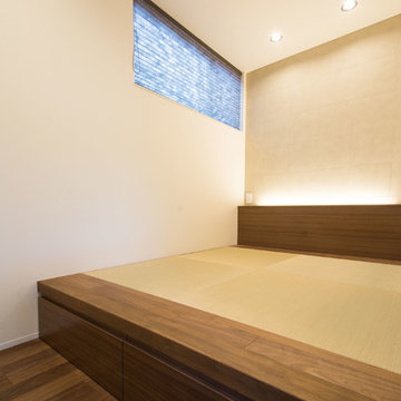 寝室：畳ベッド（造作家具）/間接照明