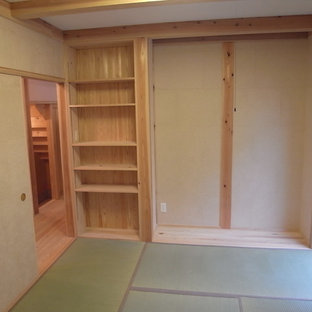 Diseño de dormitorio principal, de estilo zen, pequeño, con paredes beige, tatami y suelo beige