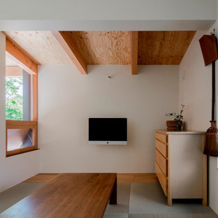 Diseño de dormitorio principal, de estilo zen, pequeño, con paredes blancas, tatami y suelo verde