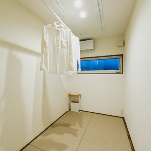 Mittelgroßes Modernes Gästezimmer mit Tatami-Boden, Tapetendecke, Tapetenwänden, weißer Wandfarbe und braunem Boden in Tokio Peripherie