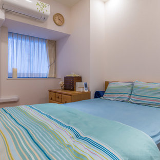 Modelo de dormitorio principal, asiático, de tamaño medio, sin chimenea, con paredes blancas, suelo de contrachapado y suelo marrón