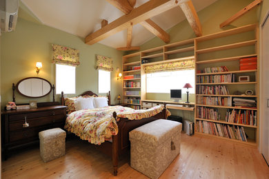 他の地域にあるカントリー風のおしゃれな寝室 (緑の壁、淡色無垢フローリング) のレイアウト