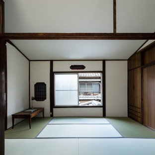 Modelo de dormitorio principal, de estilo zen, pequeño, sin chimenea, con paredes blancas, tatami y suelo verde