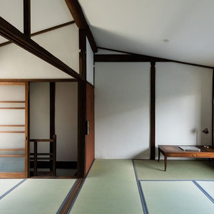 京都の小さい和風のおしゃれな主寝室 (白い壁、畳、暖炉なし、緑の床) のインテリア