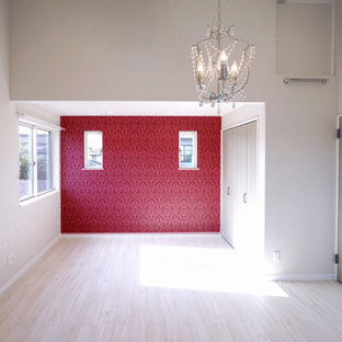 Diseño de dormitorio principal, escandinavo, de tamaño medio, sin chimenea, con paredes blancas, suelo de contrachapado y suelo blanco