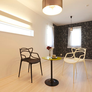 Ejemplo de dormitorio principal, moderno, de tamaño medio, con paredes multicolor, suelo de contrachapado y suelo blanco