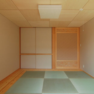 Ejemplo de dormitorio principal, asiático, sin chimenea, con paredes blancas, tatami y suelo verde