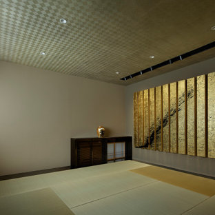 Imagen de habitación de invitados moderna, de tamaño medio, con paredes marrones, tatami, suelo beige y papel pintado