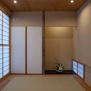 Imagen de habitación de invitados de estilo zen, sin chimenea, con paredes beige y tatami
