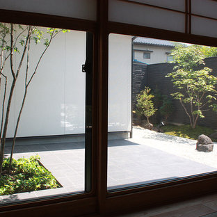 Imagen de habitación de invitados de estilo zen, sin chimenea, con paredes beige y tatami