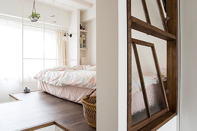 Modelo de dormitorio tipo loft campestre pequeño sin chimenea con paredes blancas, suelo vinílico y suelo gris