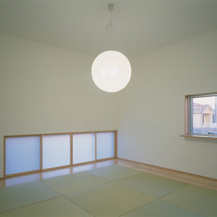 Ejemplo de habitación de invitados minimalista, de tamaño medio, sin chimenea, con paredes blancas, tatami y suelo verde