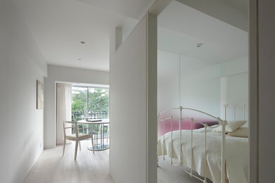 東京23区にある小さなコンテンポラリースタイルのおしゃれな寝室 (白い壁、合板フローリング) のインテリア