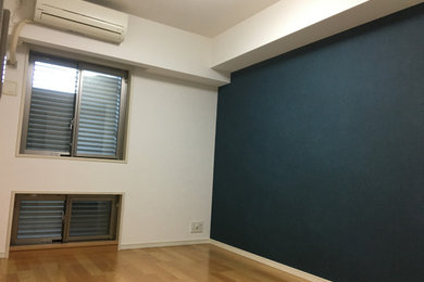 Diseño de dormitorio principal minimalista con paredes blancas, suelo de contrachapado y suelo marrón