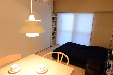 東京23区にあるモダンスタイルのおしゃれな主寝室 (白い壁、淡色無垢フローリング、ベージュの床) のレイアウト