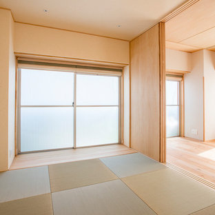 Imagen de dormitorio principal, moderno, con paredes beige, tatami y suelo verde
