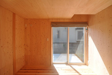 Diseño de dormitorio principal minimalista con suelo de madera clara