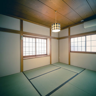 Imagen de dormitorio principal, asiático, pequeño, sin chimenea, con tatami y suelo verde