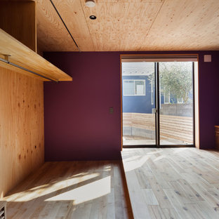 Imagen de dormitorio principal, rústico, pequeño, con paredes púrpuras, suelo de madera oscura y suelo marrón